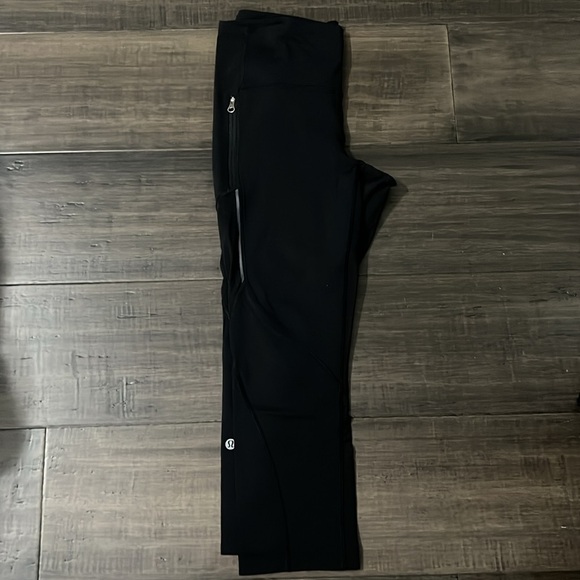 Lululemon Cropped Leggings-Black-Mesh Panels on Legs-Zippered Pockets-Size 8 - Picture 10 of 11